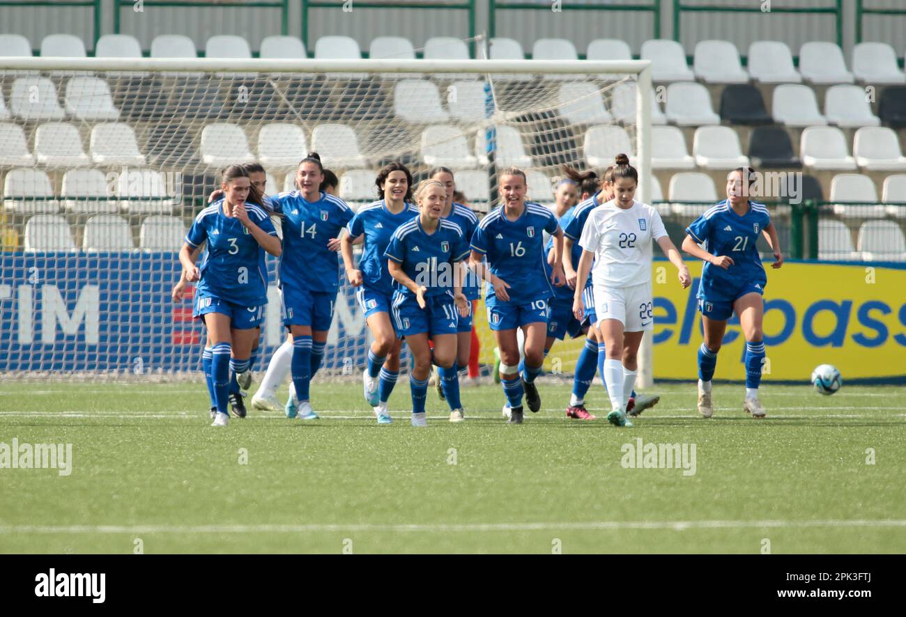 ELISA Pfattner d’Italia U19 festeggia con la squadra dopo un gol nel Campionato europeo Donne U19 2023, Round 2, partita di calcio tra, Grece U19 Donne e Italia U19 Donne, il 05 aprile 2023, allo Stadio ‘’Silvio Piola, Vrcelli, Italia. Foto Nderim Kaceli Foto Stock