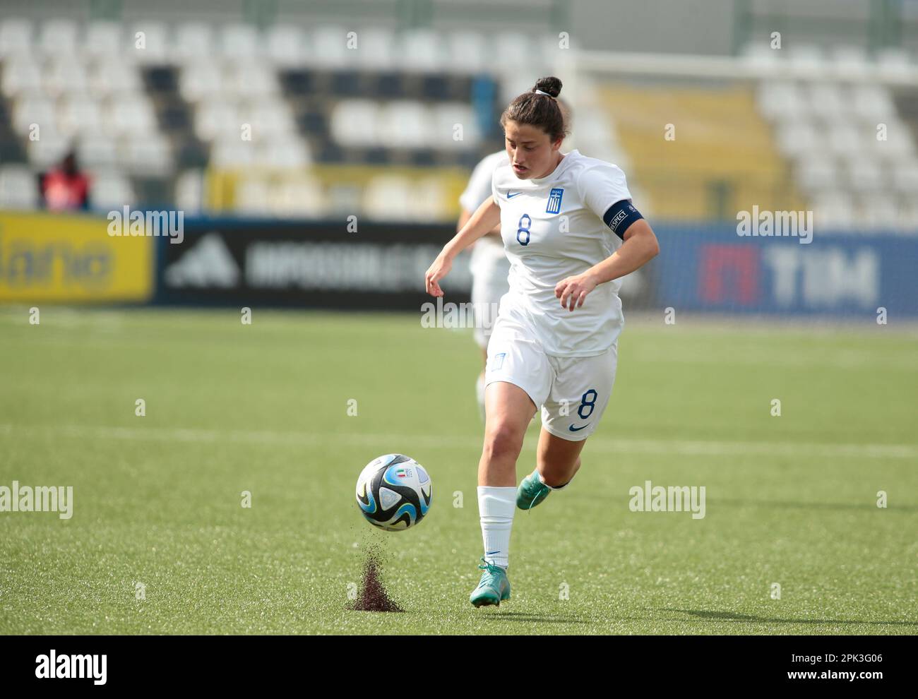 Vasiliki Giannaka di Grecia U19 durante il Campionato europeo di Donne U19 2023, Round 2, partita di calcio tra, Grece U19 Donne e Italia U19 Donne, il 05 aprile 2023, allo Stadio ‘’Silvio Piola, Vrcelli, Italia. Foto Nderim Kaceli Foto Stock