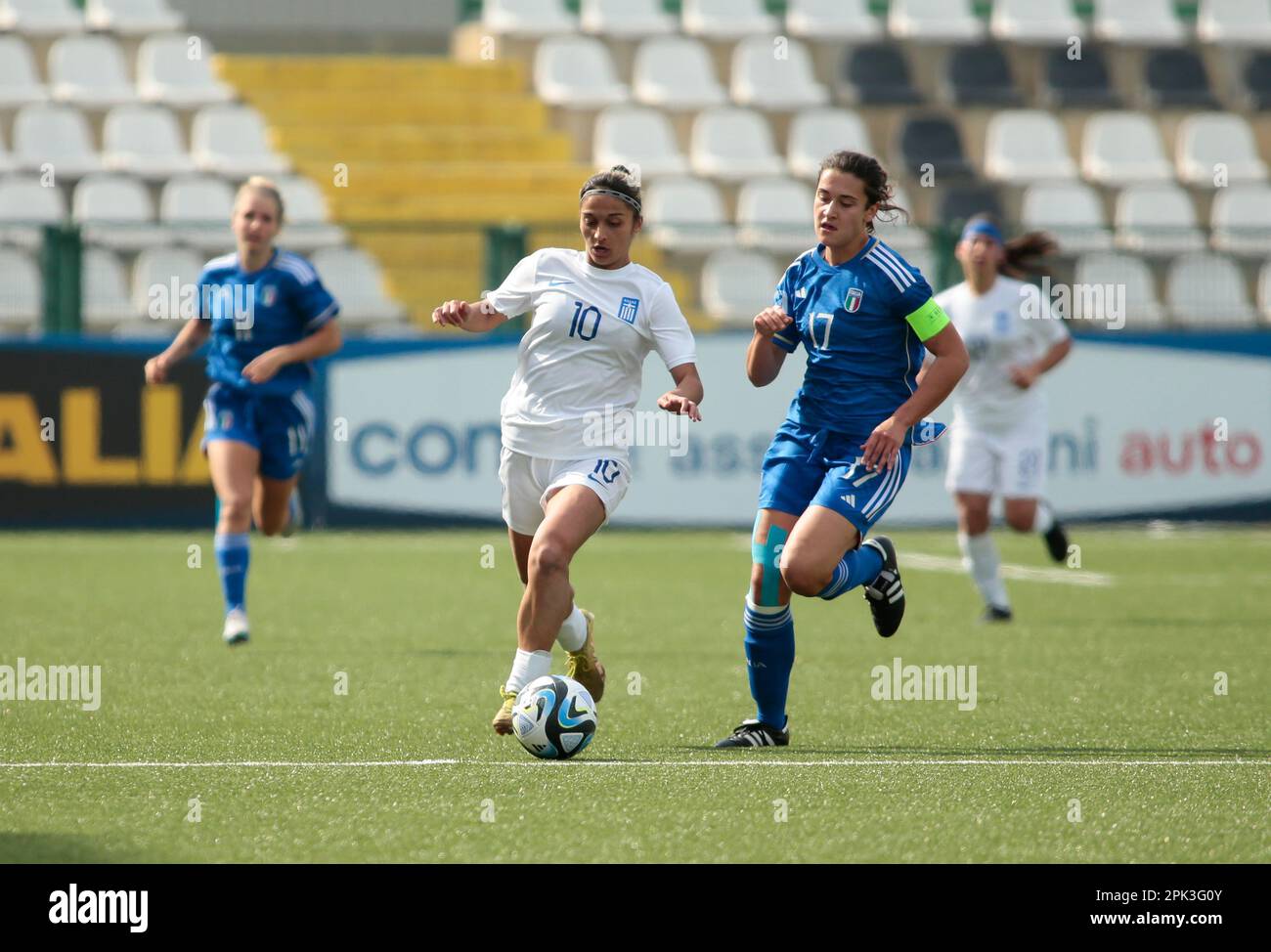 Kostopoulou di Grecia U19 durante il Campionato europeo di Donne U19 2023, turno 2, partita di calcio tra, Grece U19 Donne e Italia U19 Donne, il 05 aprile 2023, allo Stadio ‘’Silvio Piola, Vrcelli, Italia. Foto Nderim Kaceli Foto Stock