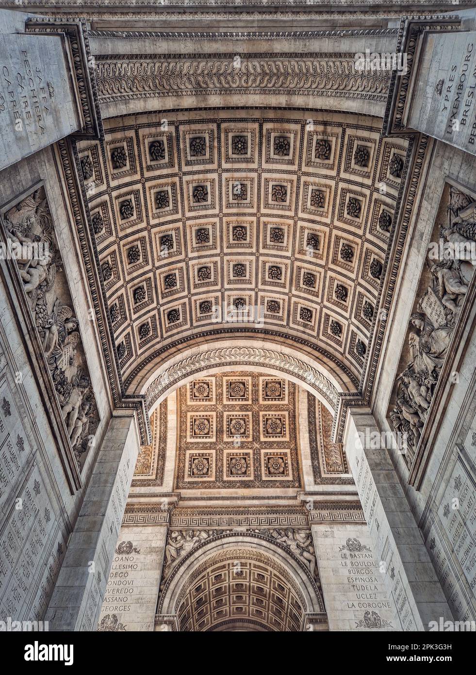 Vista sotto l'Arco trionfale a Parigi, Francia. Arc de triomphe, famoso punto di riferimento storico architettura dettagli Foto Stock