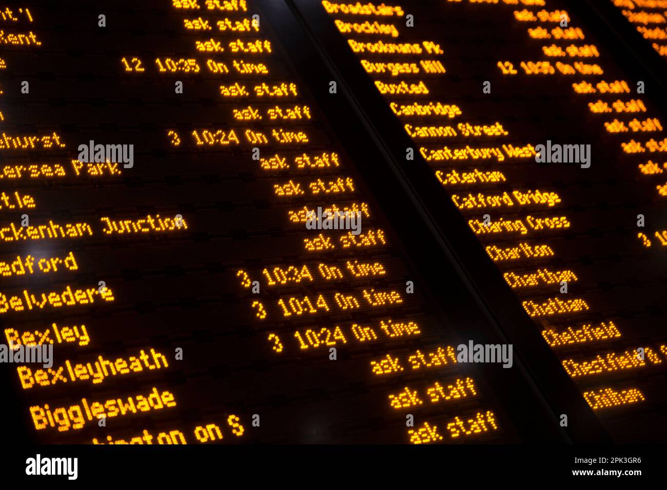 Un orario elettrico è visto alla stazione ferroviaria di London Bridge a Londra mentre i lavoratori ferroviari sono in sciopero. Foto Stock