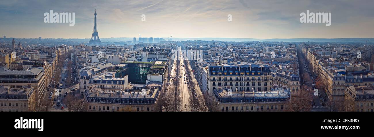 Vista panoramica della città di Parigi sulla Torre Eiffel, Francia. Splendida architettura parigina con edifici storici, punti di riferimento e strade trafficate della città Foto Stock
