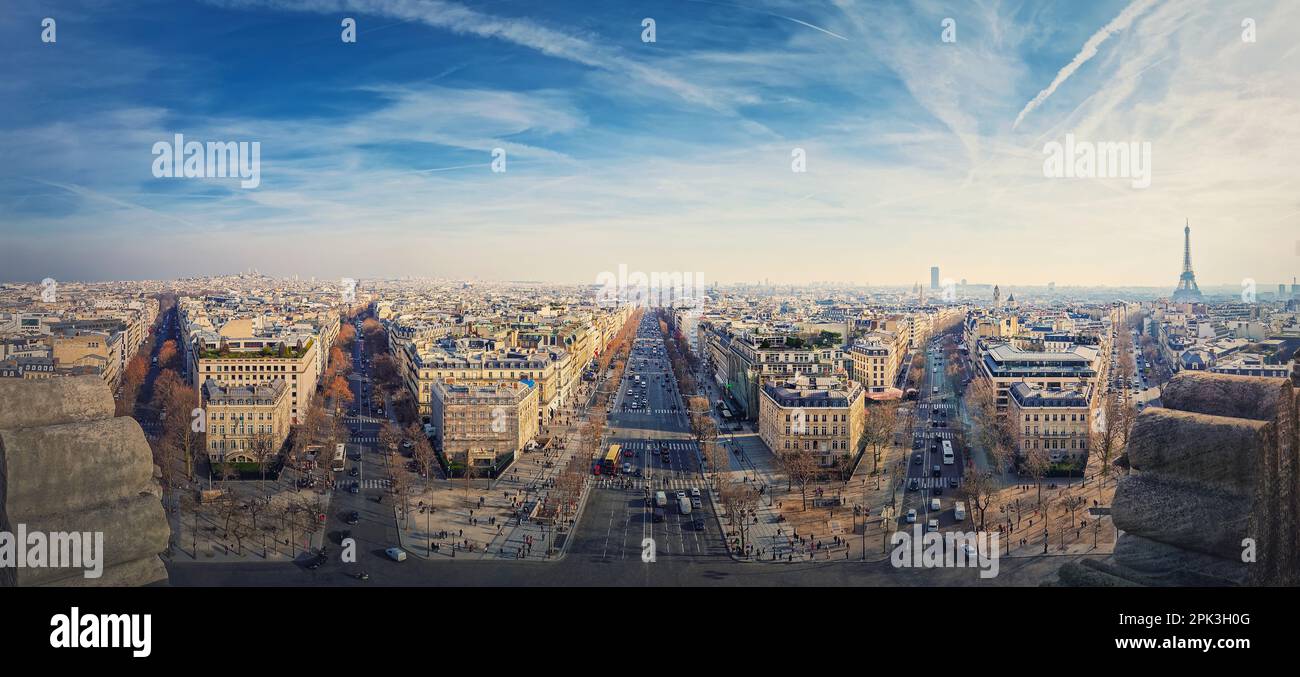 Ampio panorama di Parigi dall'arco trionfale con vista sui viali parigini e gli Champs-Elysee nel centro. Bella LAN architettonica Foto Stock