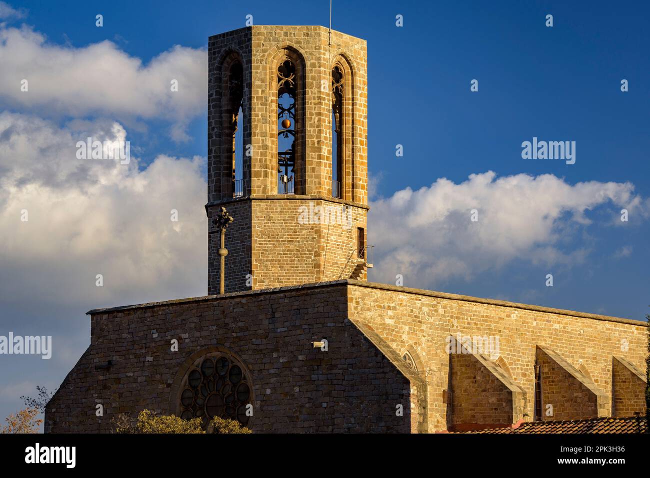 Campanile del Monastero reale di Pedralbes al tramonto (Barcellona, Catalogna, Spagna) ESP: Campanario del Real Monasterio de Pedralbes al atardecer Foto Stock