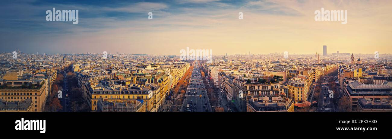 Panorama al tramonto dalla città di Parigi dall'arco trionfale con vista sui viali parigini e gli Champs-Elysee nel centro. Bellissimo landmar architettonico Foto Stock