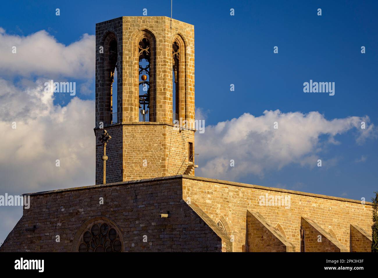 Campanile del Monastero reale di Pedralbes al tramonto (Barcellona, Catalogna, Spagna) ESP: Campanario del Real Monasterio de Pedralbes al atardecer Foto Stock