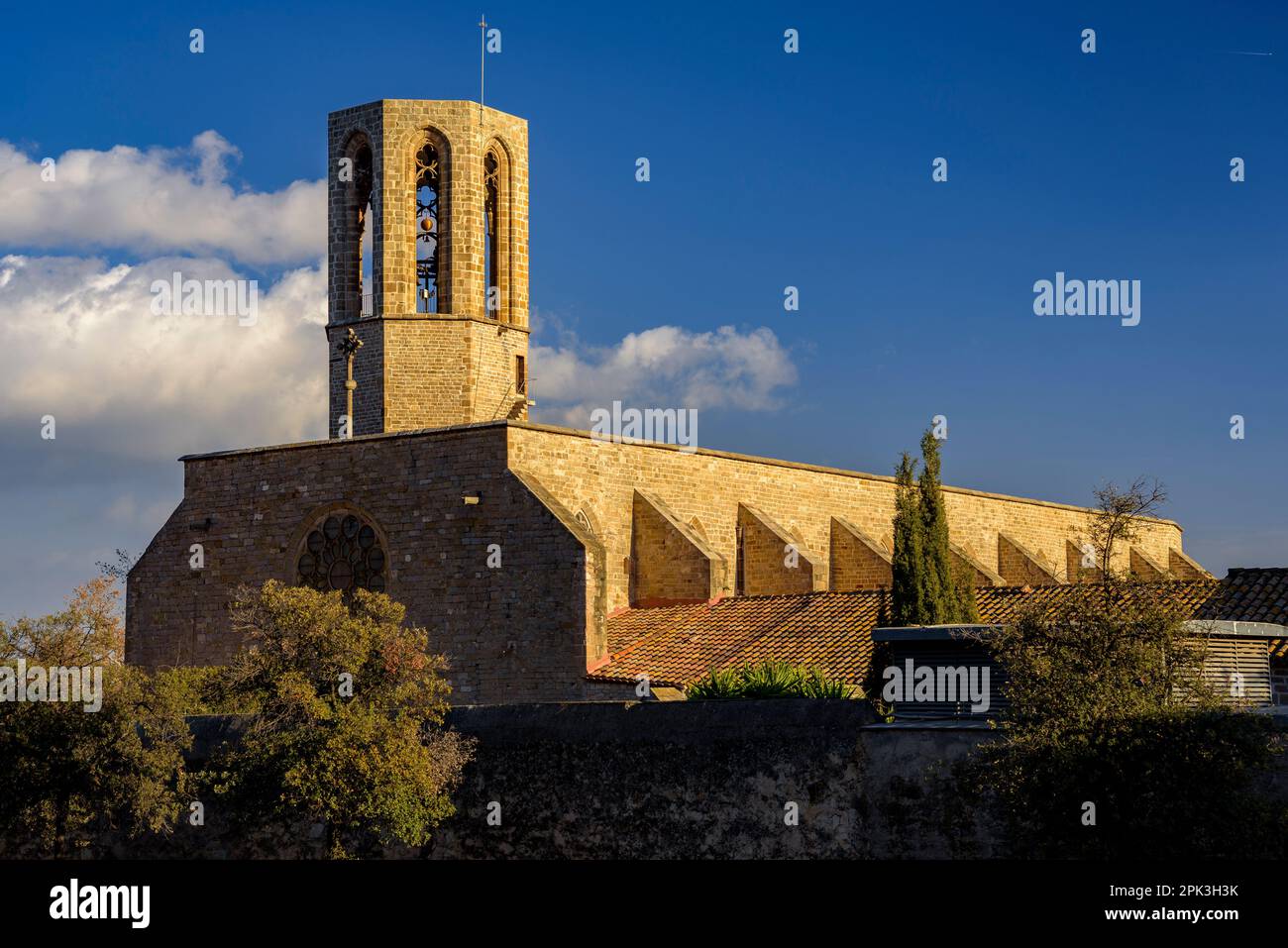 Campanile del Monastero reale di Pedralbes al tramonto (Barcellona, Catalogna, Spagna) ESP: Campanario del Real Monasterio de Pedralbes al atardecer Foto Stock