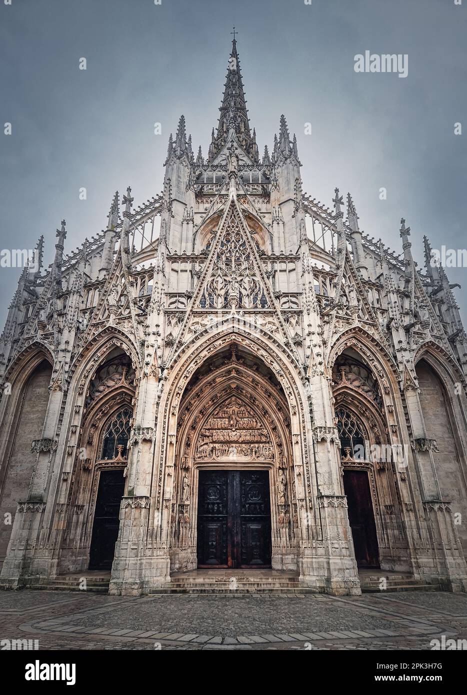 Facciata esterna vista della Chiesa di Saint Maclou di Rouen in Normandia, Francia. Stile architettonico gotico fiammeggiante Foto Stock