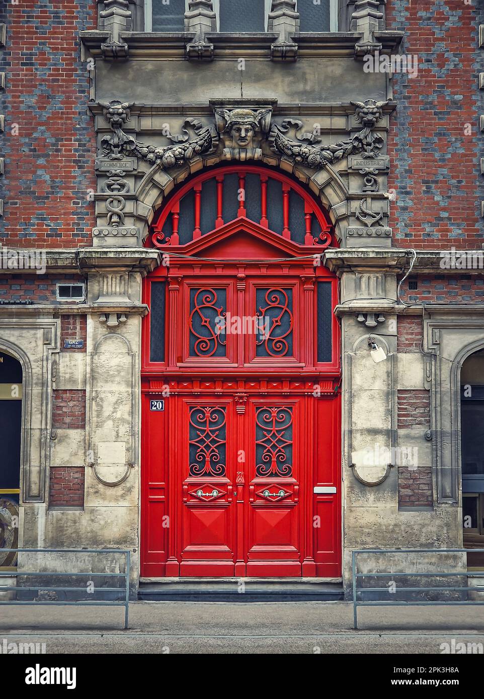 Porta rossa vintage e facciata decorata dettagli di un vecchio edificio storico a Rouen, Francia. Elementi di architettura rustici all'aperto, grande cancello di legno come m Foto Stock