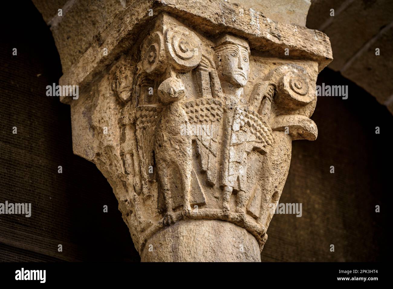 Particolare di una capitale scolpita nel Monastero di Pedralbes (Barcellona, Catalogna, Spagna) ESP: Detalle de un capitel esculpido en el Monasterio Pedralbes Foto Stock