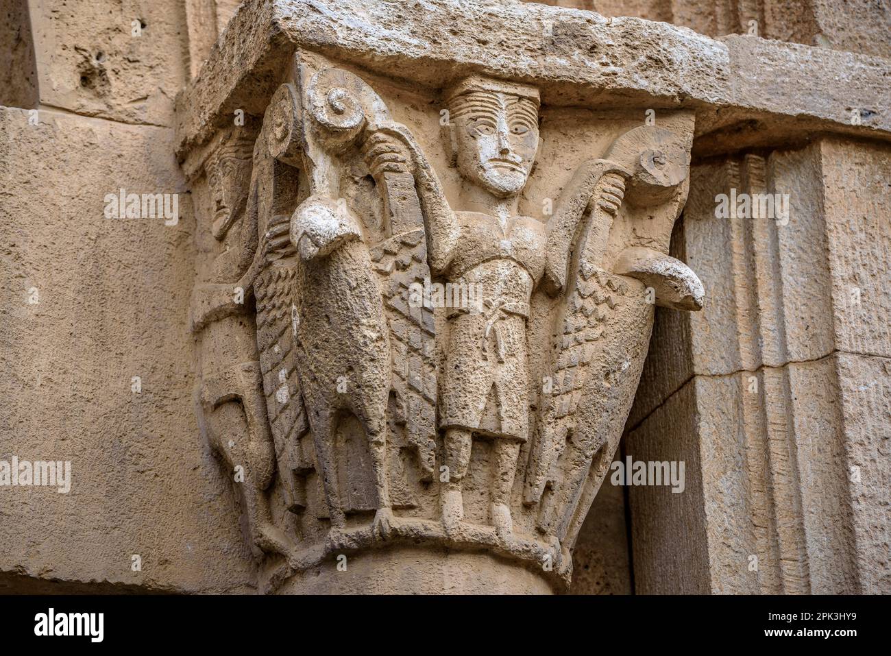 Particolare di una capitale scolpita nel Monastero di Pedralbes (Barcellona, Catalogna, Spagna) ESP: Detalle de un capitel esculpido en el Monasterio Pedralbes Foto Stock