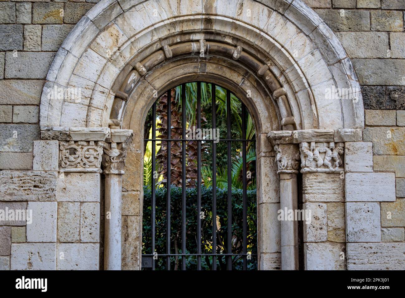 Particolare di una porta del Monastero di Pedralbes (Barcellona, Catalogna, Spagna) ESP: Detalle de una puerta del Monasterio de Pedralbes, Barcellona, España Foto Stock