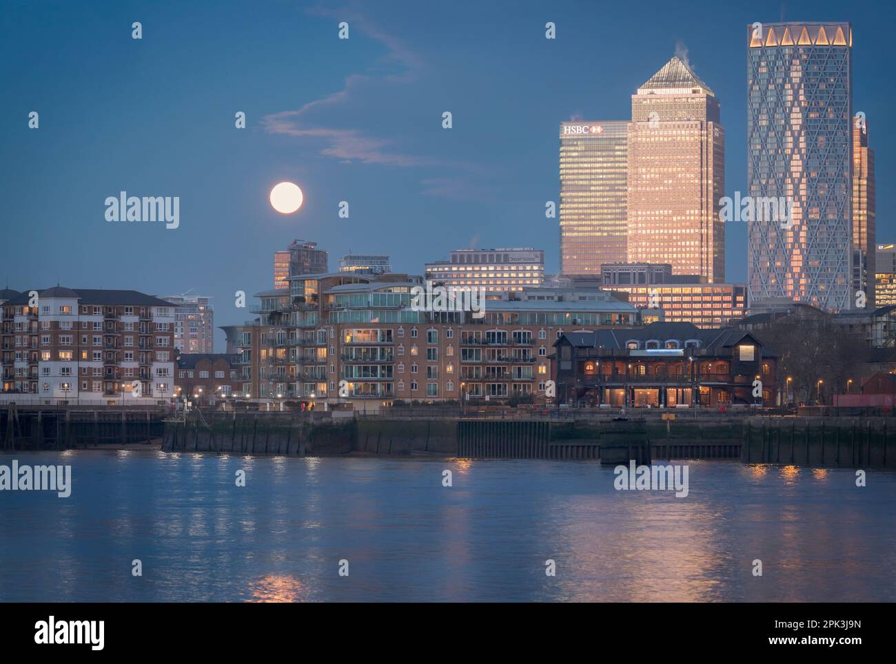 In attesa che la luna di Worm si sollevi su Canary Wharf Foto Stock