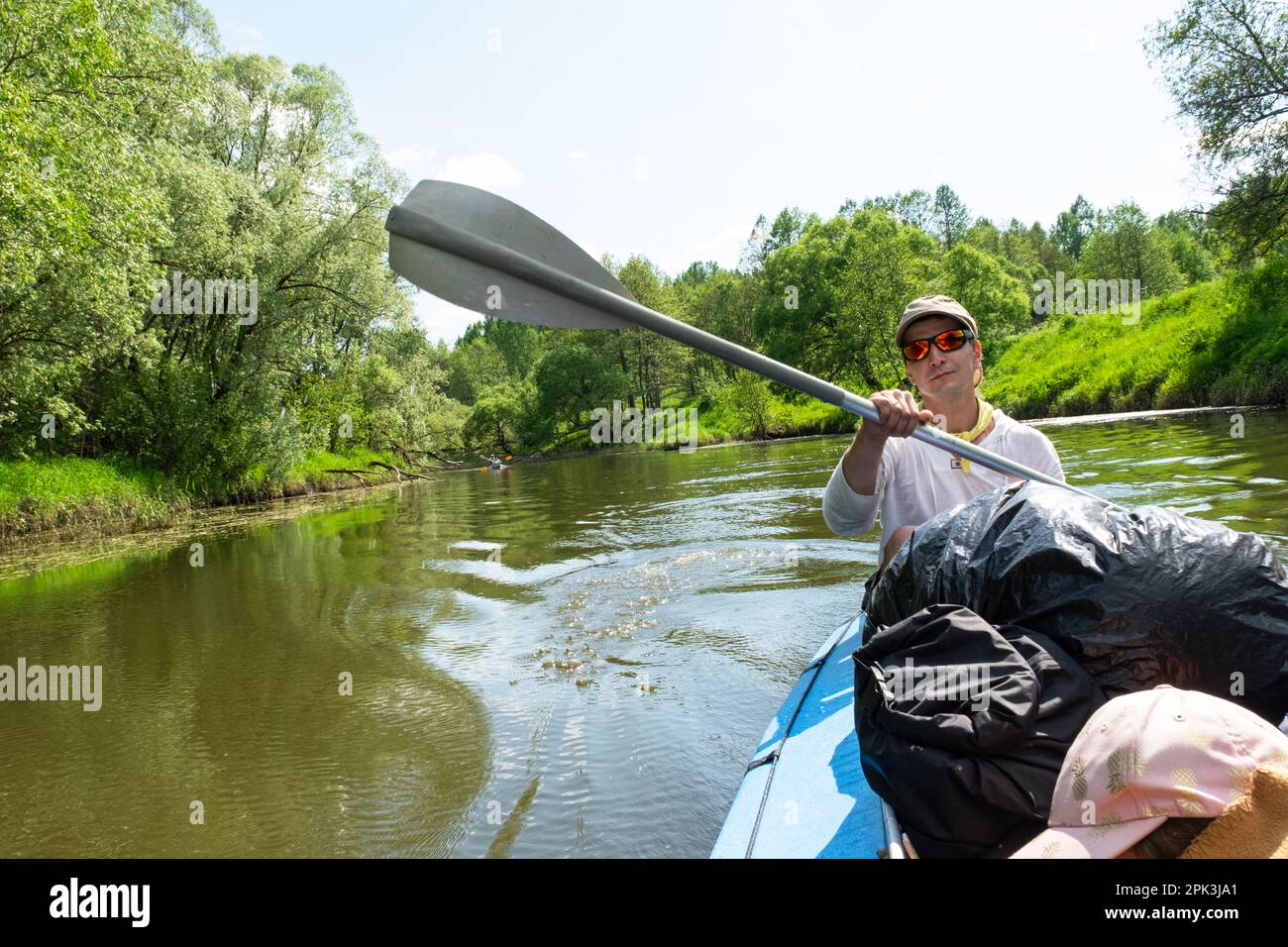 Gita in kayak in famiglia. Una barca a remi per padre e figlia sul fiume, un'escursione in acqua, un'avventura estiva. Eco-friendly e turismo estremo, attivo e salute Foto Stock