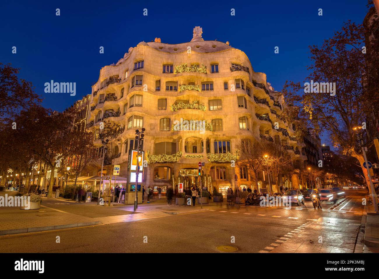 La Pedrera (Casa Milà), sul Passeig de Gracia all'ora blu e di notte con speciale illuminazione natalizia (Barcellona, Catalogna, Spagna) Foto Stock