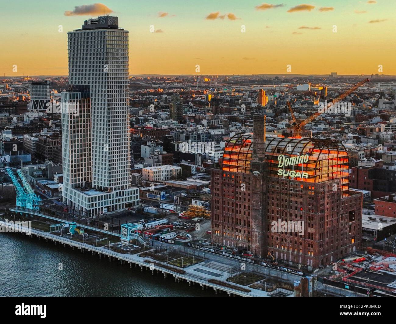 Una vista aerea dello skyline di New York, illuminato dal sole che tramonta Foto Stock