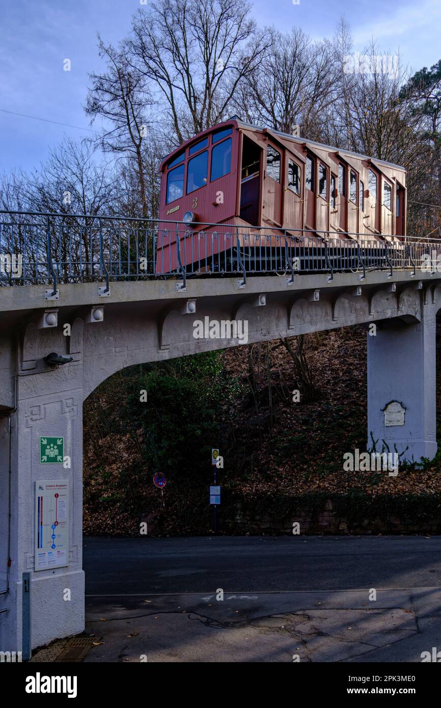 Heidelberg, Baden-Wurttemberg, Germania - 22 febbraio 2023: Un'auto rinnovata della ferrovia di montagna di Heidelberg superiore sale. Foto Stock