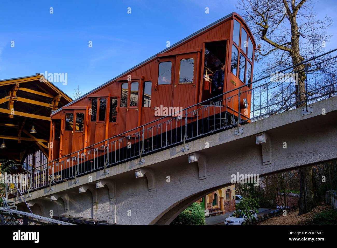 Un pullman ristrutturato della ferrovia alpina di Heidelberg parte dalla stazione di Molkenkur su Kleiner Gaisberg, Heidelberg, Baden-Württemberg, Germania. Foto Stock