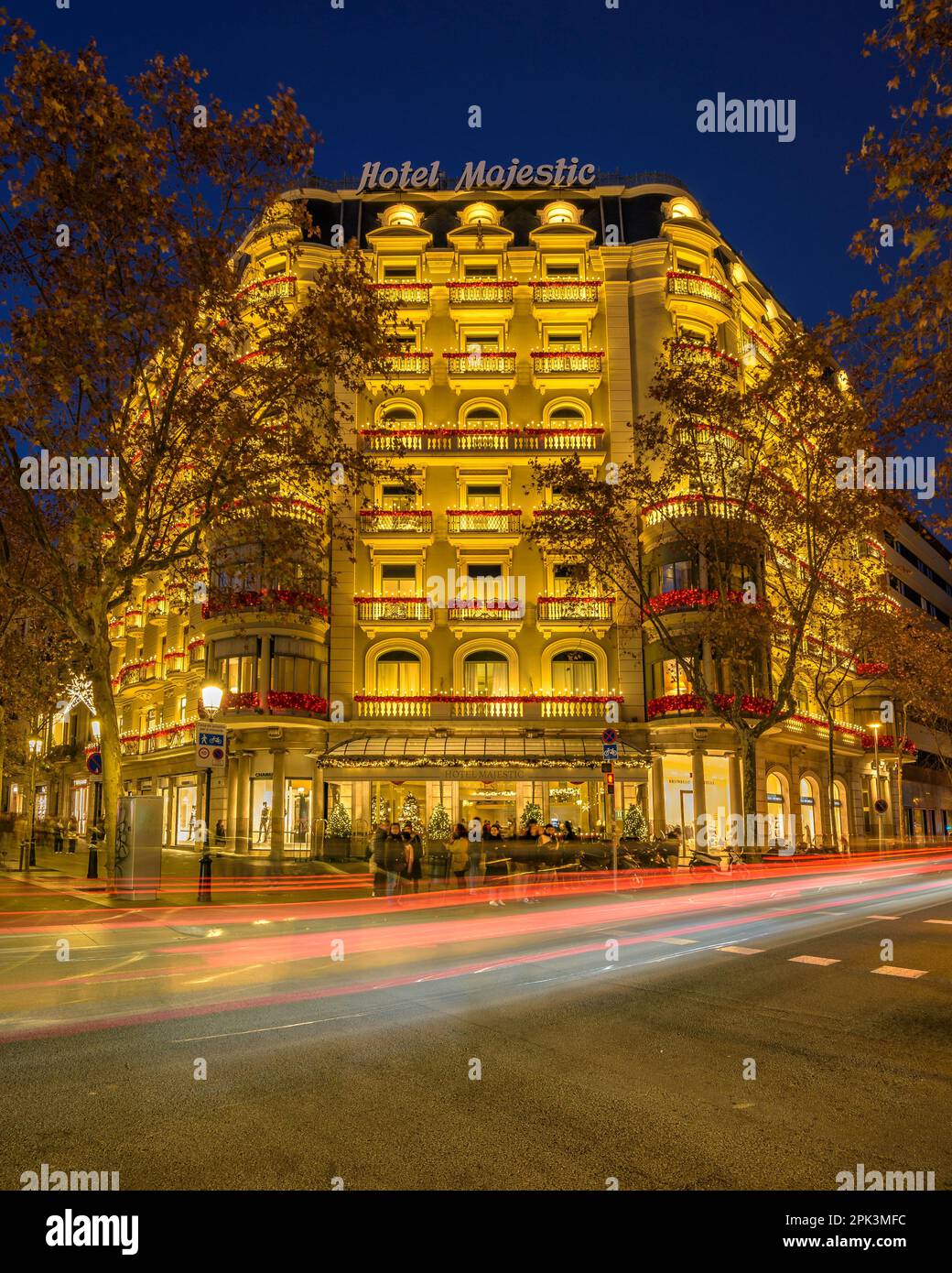 Hotel Majestic sul viale Passeig de Gracia di notte con speciale illuminazione natalizia (Barcellona, Catalogna, Spagna) ESP: Hotel Majestic, Paseo de Gracia Foto Stock