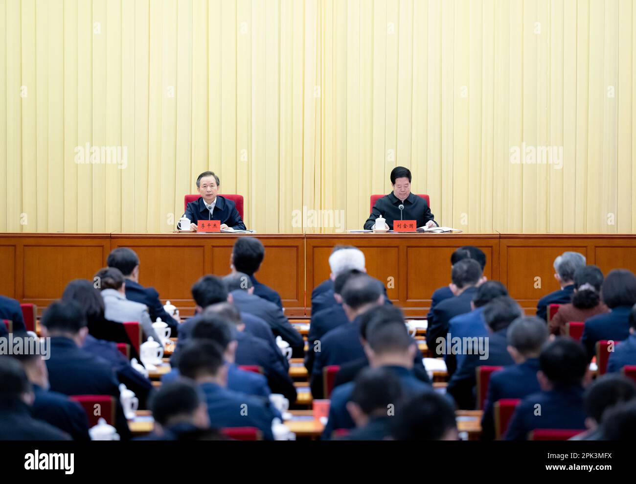 (230405) -- PECHINO, 5 aprile 2023 (Xinhua) -- Il gruppo guida del Partito Comunista Cinese (CPC) Comitato Centrale per la campagna educativa sullo studio e l'attuazione del pensiero di Xi Jinping sul socialismo con caratteristiche cinesi per una nuova era tiene una sessione di formazione a Pechino, capitale della Cina, il 4 aprile 2023. Li Ganjie, un membro dell'Ufficio politico del Comitato Centrale del CPC e vice capo esecutivo del gruppo principale centrale della campagna ha partecipato e tenuto un discorso alla sessione. Liu Jinguo, membro della Segreteria del Comitato Centrale CPC e del dep Foto Stock