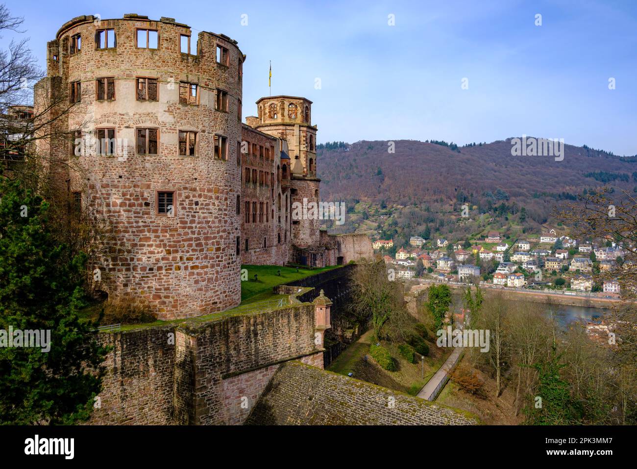 Lato est delle rovine del castello di Heidelberg, vista dal giardino del castello, Heidelberg, Baden-Württemberg, Germania, Europa. Foto Stock
