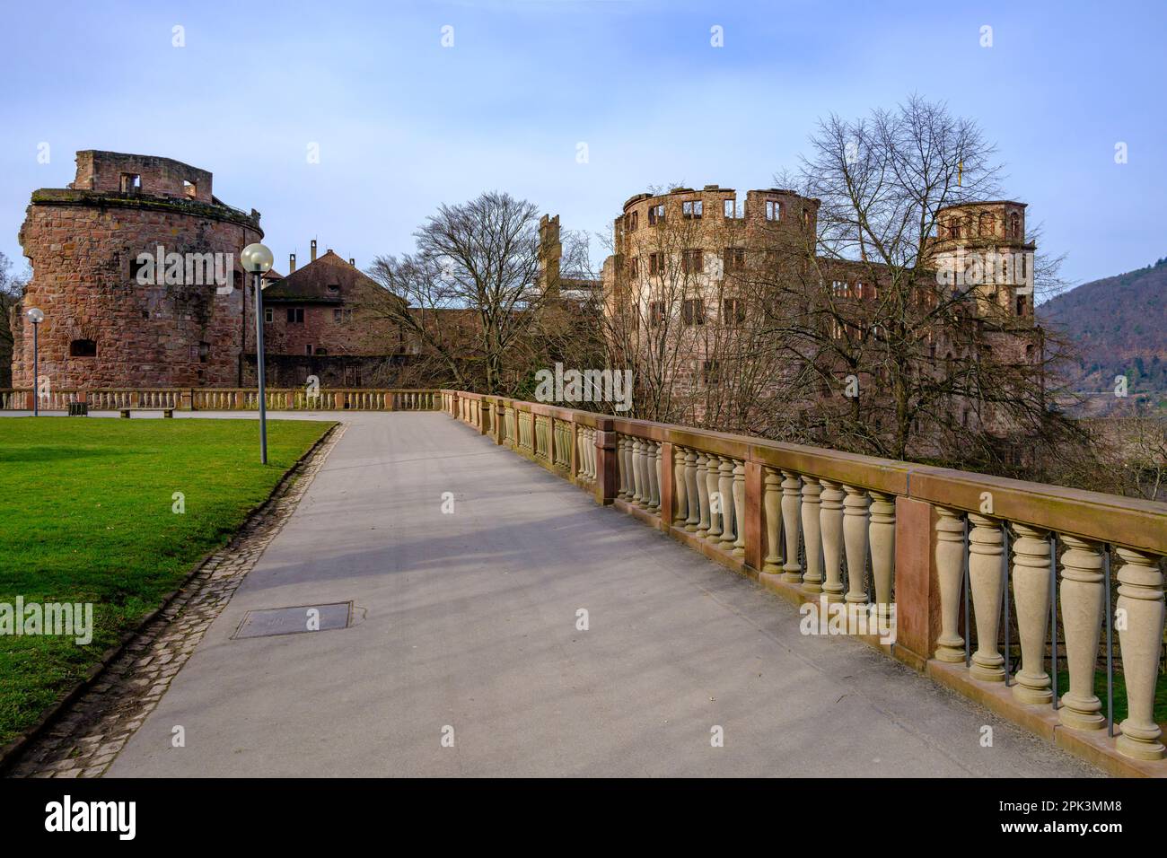 Lato est delle rovine del castello di Heidelberg, vista dal giardino del castello, Heidelberg, Baden-Württemberg, Germania, Europa. Foto Stock