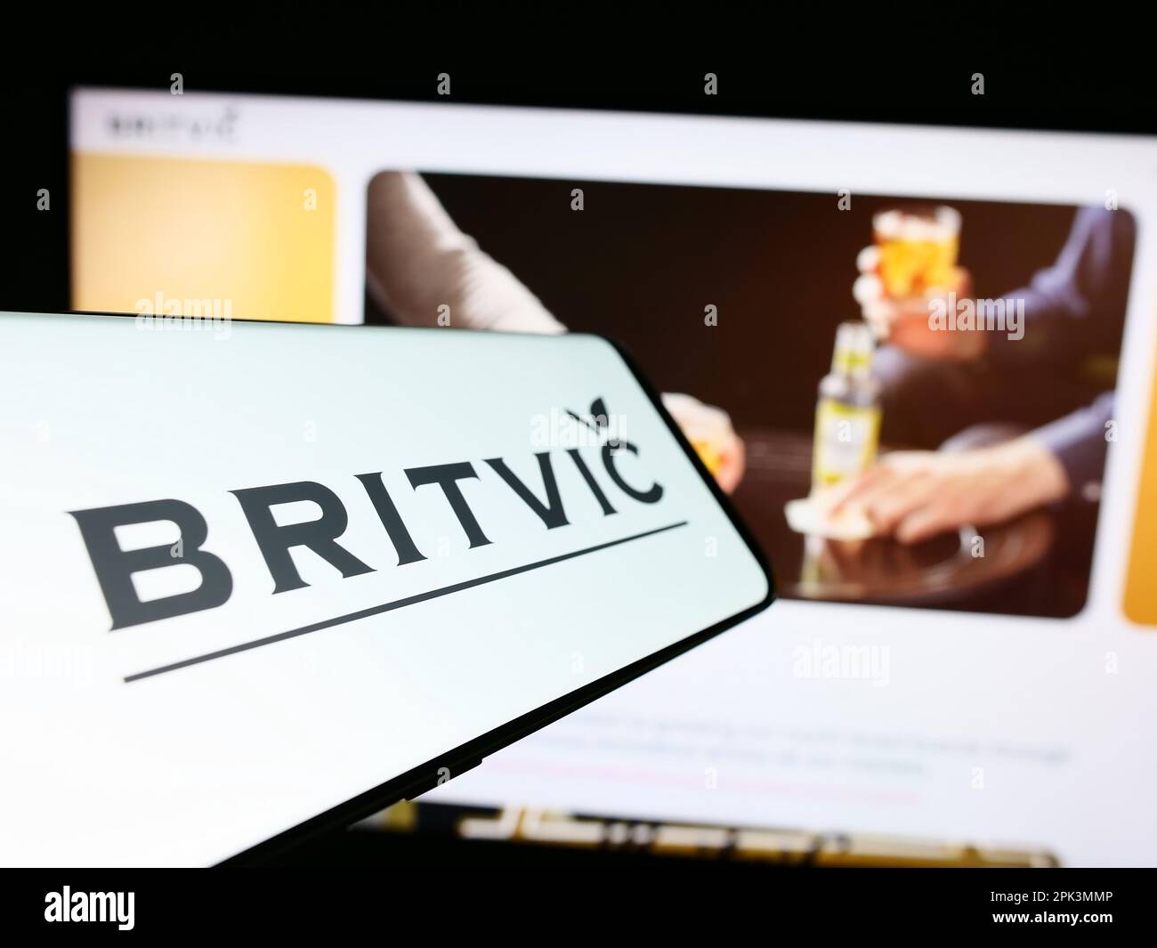 Smartphone con il logo della società britannica di bevande analcoliche Britvic plc sullo schermo di fronte al sito Web aziendale. Messa a fuoco al centro a sinistra del display del telefono. Foto Stock