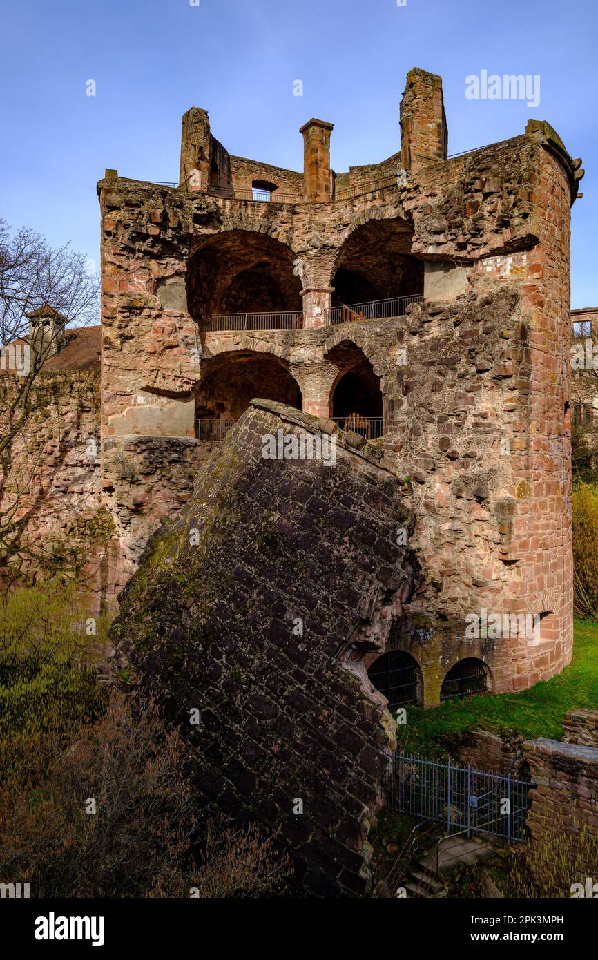 Il famoso Gesprengter Turm, chiamato anche Krautturm o Pulverturm, del Castello di Heidelberg, Heidelberg, Baden-Württemberg, Germania. Foto Stock