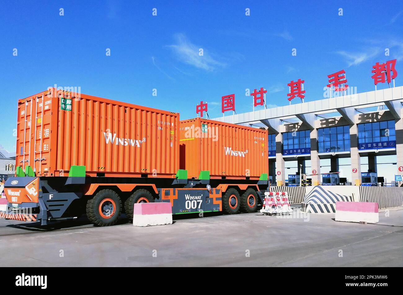 (230405) -- HOHHOT, 5 aprile 2023 (Xinhua) -- questa foto scattata il 22 marzo 2023 mostra un camion di carico che passa attraverso il porto di Ganqmod nella città di Bayannur, regione autonoma della Mongolia interna della Cina settentrionale. ANDARE CON "Cina, Mongolia commercio attraverso il porto principale di terra vigoroso nel Q1" (Xinhua/li Yunping) Foto Stock