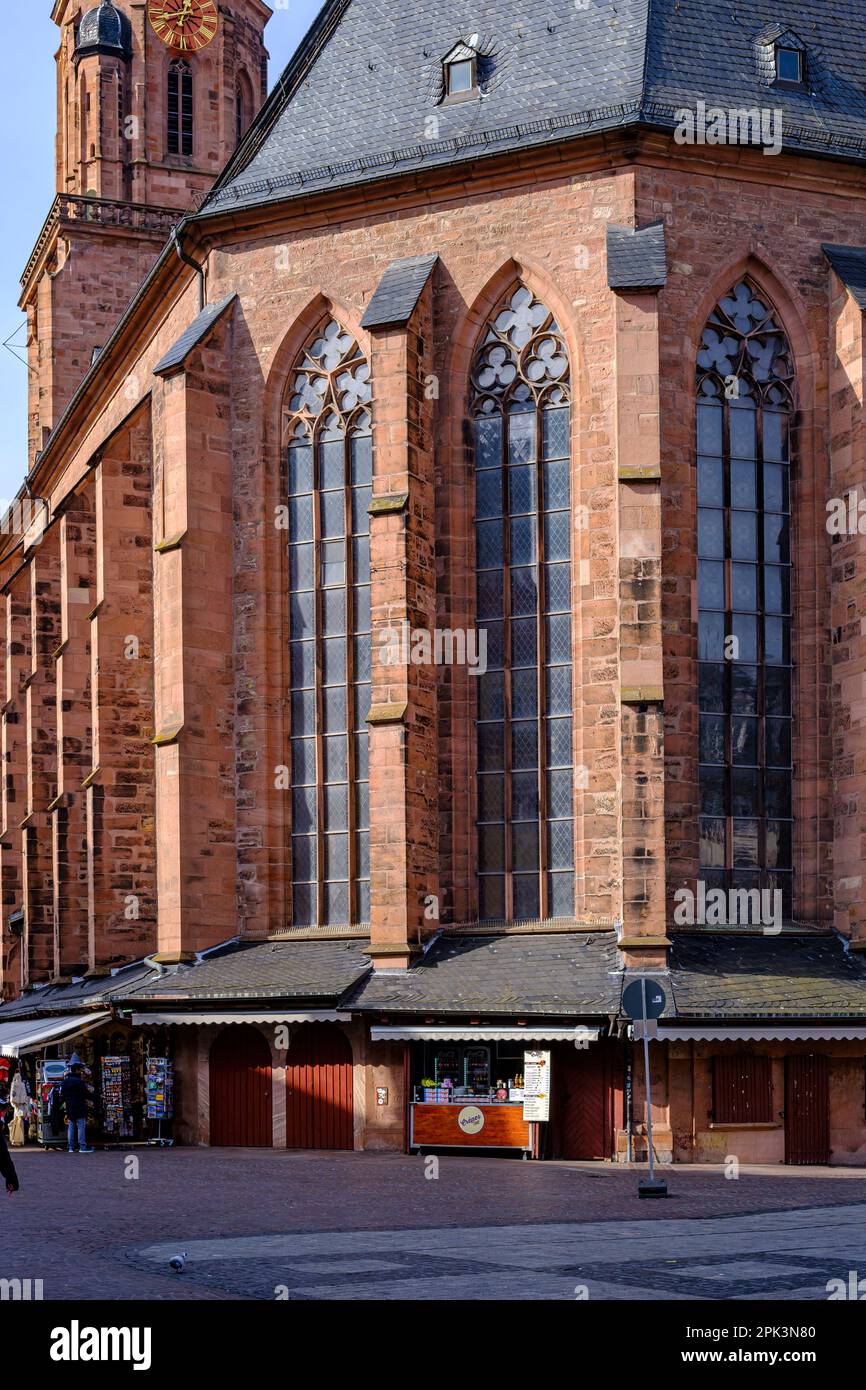 La Chiesa dello Spirito Santo (Heiliggeistkirche) sulla piazza del mercato della città vecchia di Heidelberg, Baden-Württemberg, Germania, Europa. Foto Stock