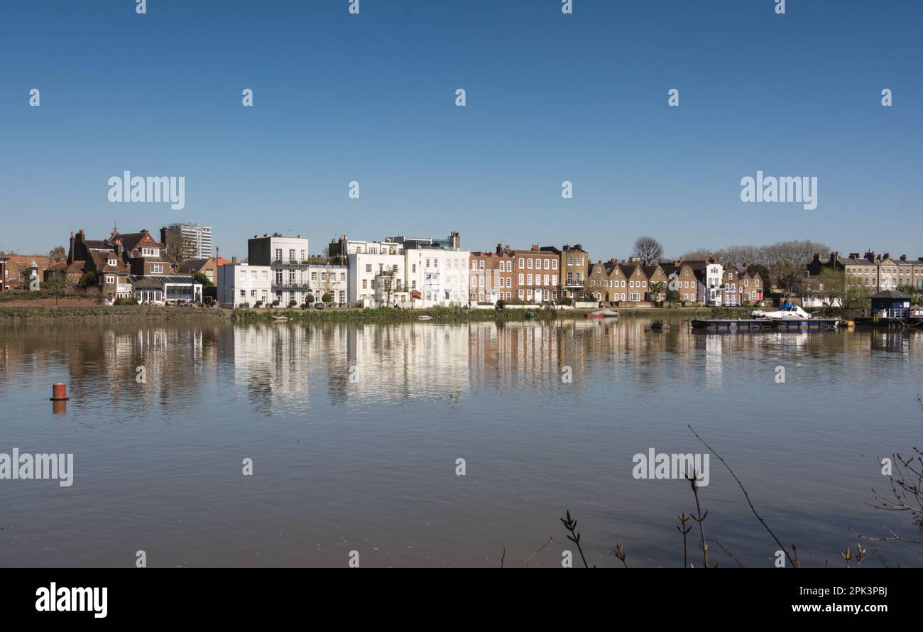 Alloggi sul lungofiume e riflessioni sul Tamigi a Strand-on-the-Green, Chiswick, Londra, Inghilterra, Regno Unito Foto Stock