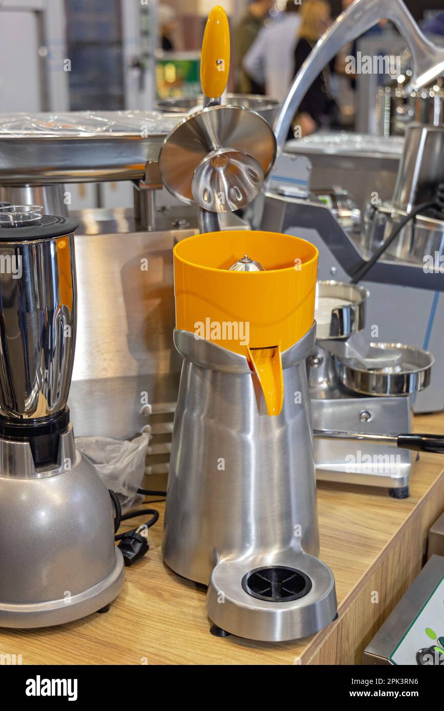 Spremiagrumi professionale commerciale e frullatore per smoothie spremiagrumi Foto Stock