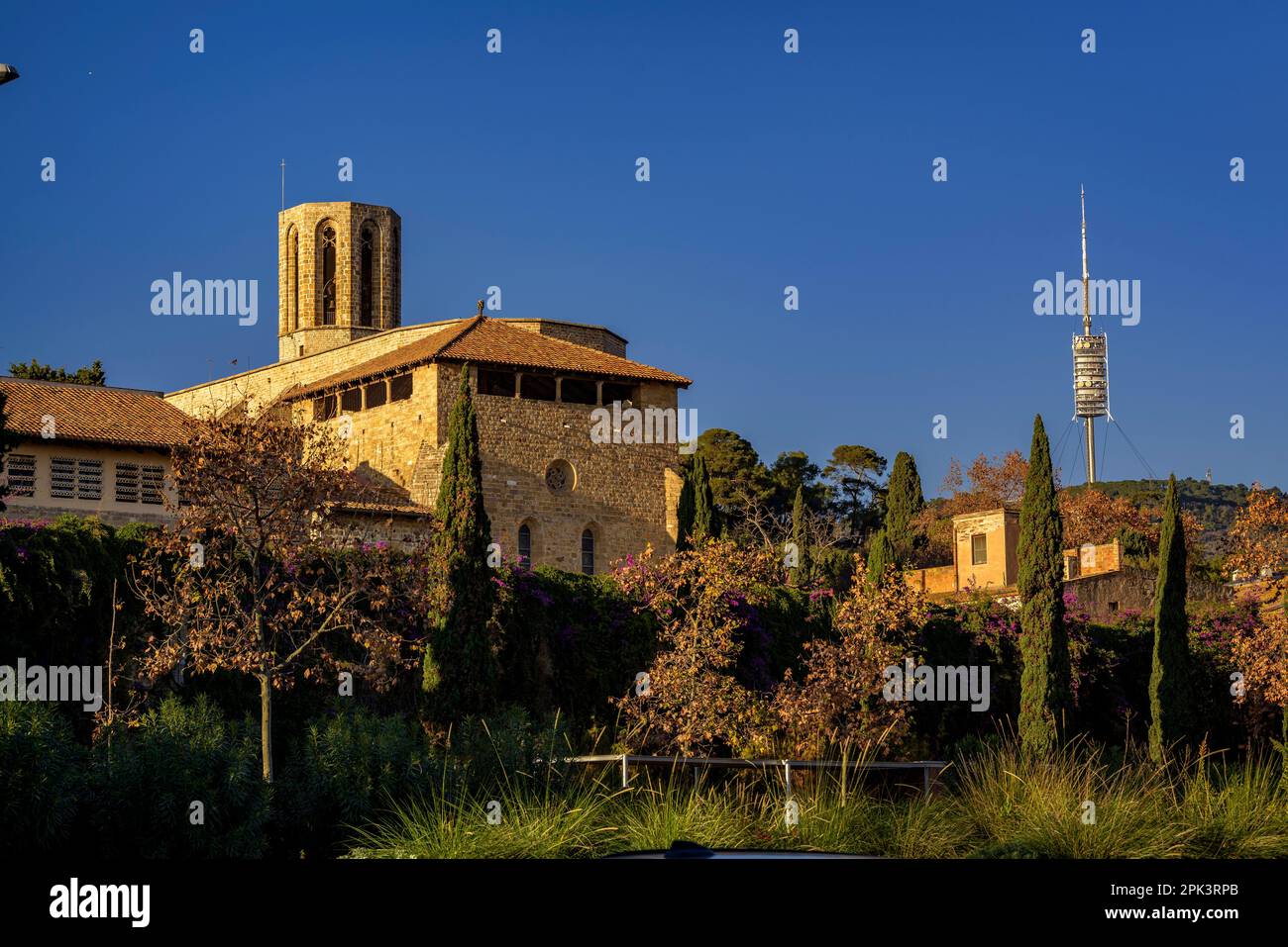Monastero reale di Pedralbes e la torre di Collserola al tramonto (Barcellona, Catalogna, Spagna) ESP: Real Monasterio de Pedralbes y Torre de Collserola Foto Stock