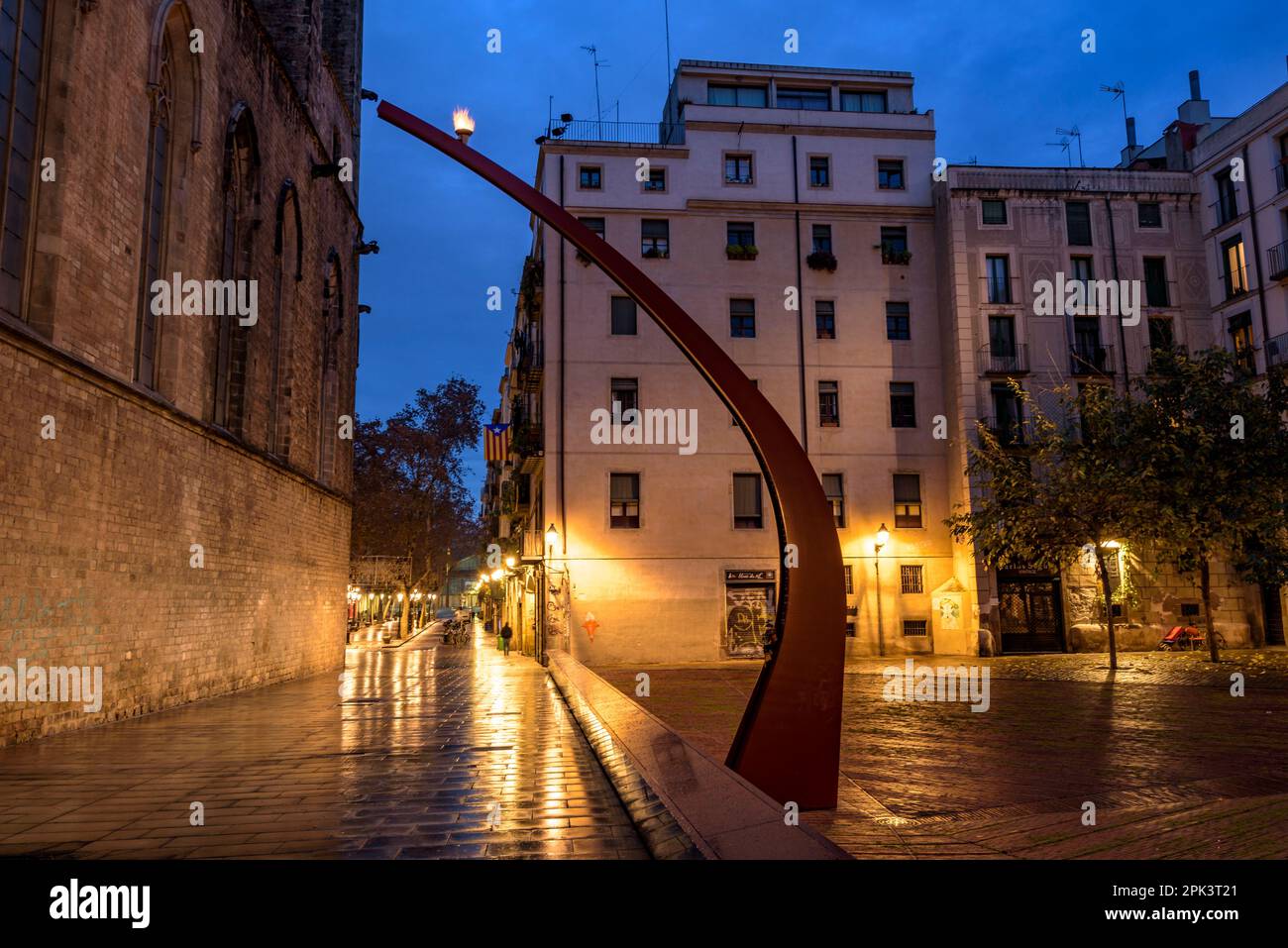 Il Fossar de les Moreres (fossa di gelso) con il cauldron con una fiamma di notte. Fu una delle scene dell'assedio di Barcellona nel 1714 (Spagna) Foto Stock