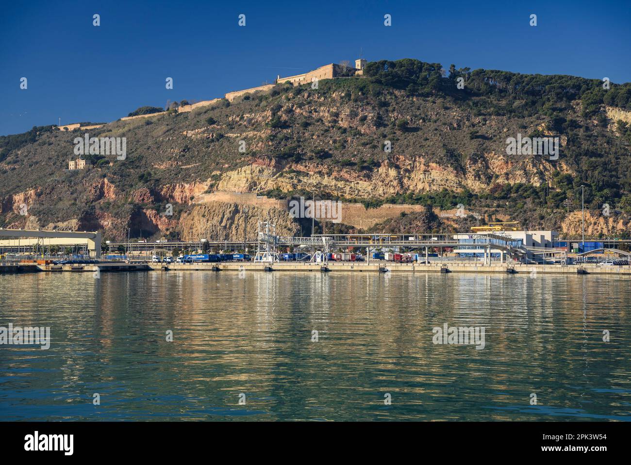 La montagna e il castello di Montjuic visto dal porto di Barcellona (Catalogna, Spagna) ESP: La montaña y el castillo de Montjuic Foto Stock