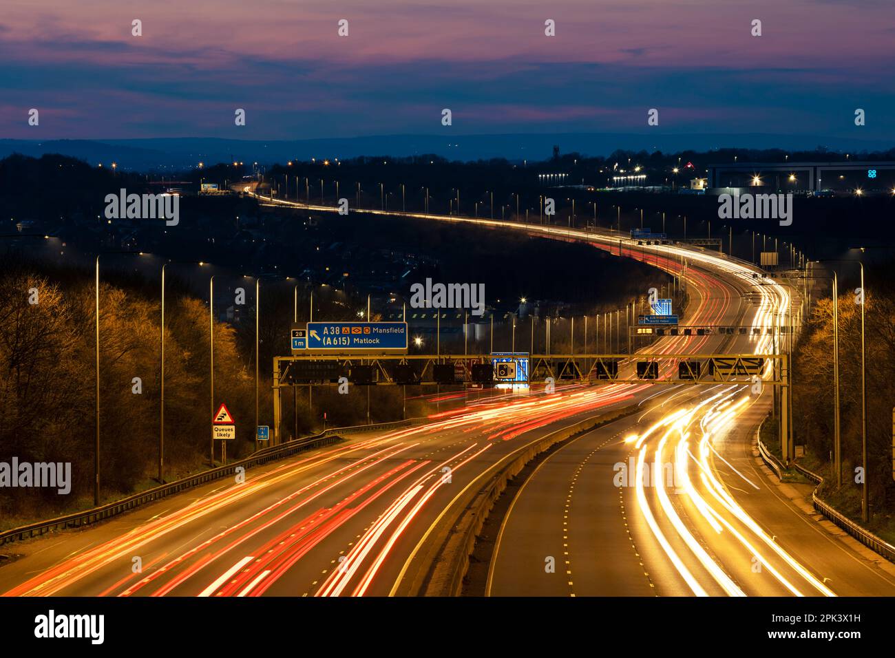 Percorsi al semaforo in serata sull'autostrada M1 vicino allo svincolo 28, Nottinghamshire, Inghilterra, Regno Unito, GB, Europa Foto Stock