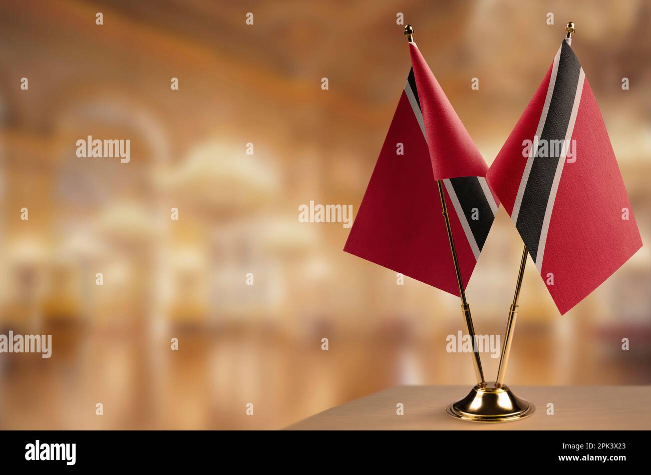 Piccole bandiere di Trinidad e Tobago su un astratto sfondo sfocato. Foto Stock