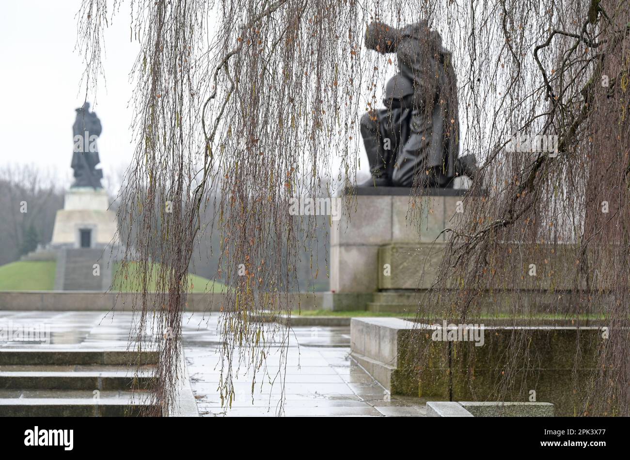 GERMANIA, ex Berlino Est, Treptow, memoriale sovietico della seconda guerra mondiale e cimitero dei soldati con 7000 tombe di soldati russi dell'Armata Rossa nel Parco Treptower, costruito nel 1946-49, soldato in ginocchio con pistola e statua dell'elmetto, culto dell'eroe Foto Stock