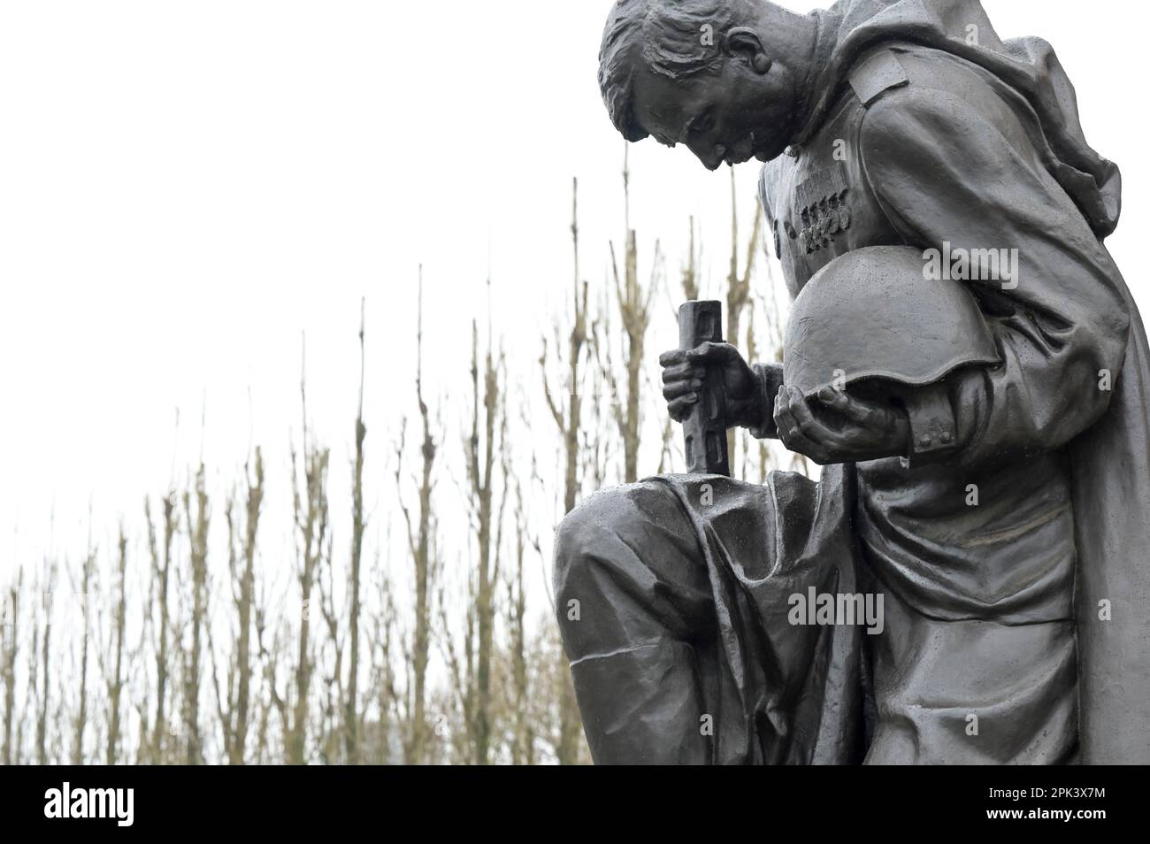 GERMANIA, ex Berlino Est, Treptow, memoriale sovietico della seconda guerra mondiale e cimitero dei soldati con 7000 tombe di soldati russi dell'Armata Rossa nel Parco Treptower, costruito nel 1946-49, soldato in ginocchio con pistola e statua dell'elmetto, culto dell'eroe Foto Stock