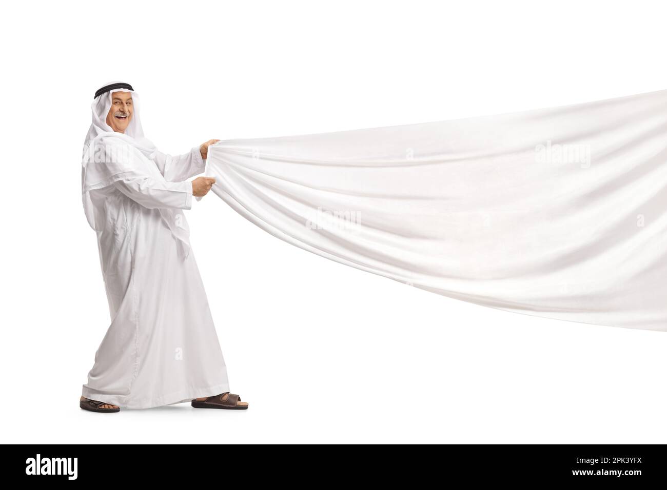 Uomo arabo in abiti tradizionali che tira un pezzo di tessuto bianco isolato su sfondo bianco Foto Stock