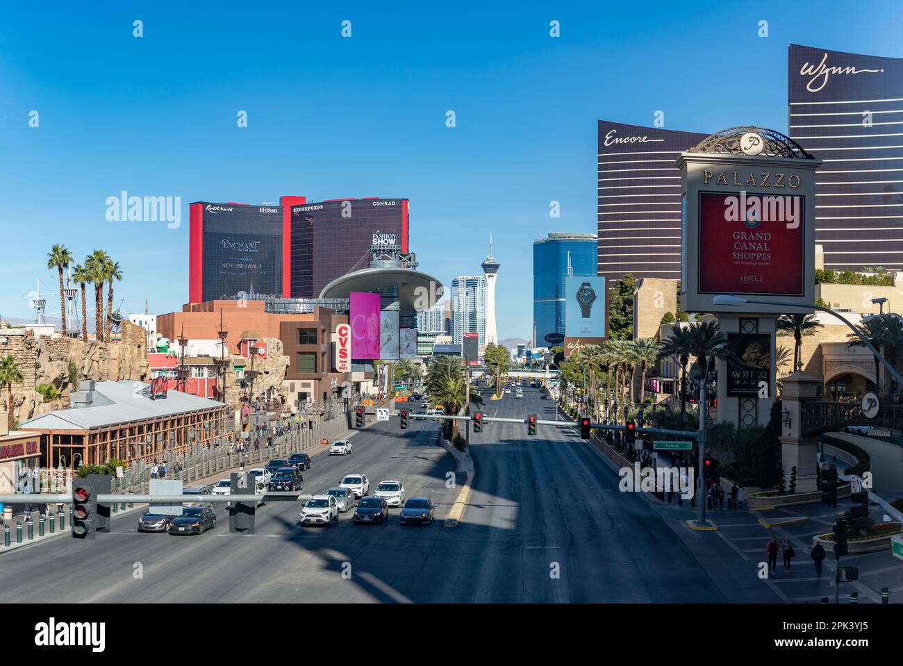 Una foto del Las Vegas Boulevard South con traffico, palme e casinò su entrambi i lati. Foto Stock