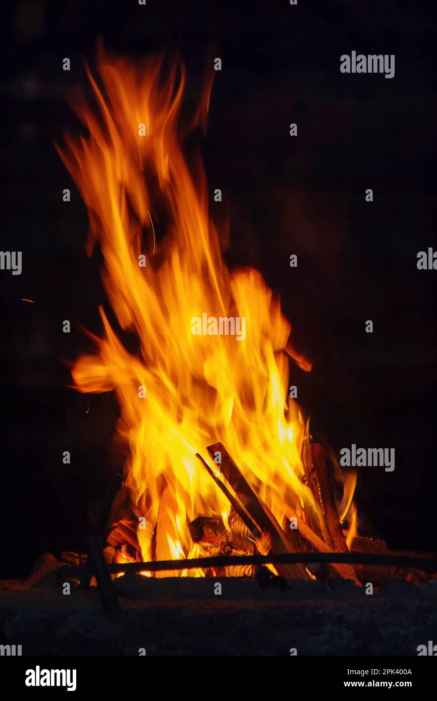 caminetto caldo. sfondo a fiamme elevate. cucina a fuoco aperto Foto Stock