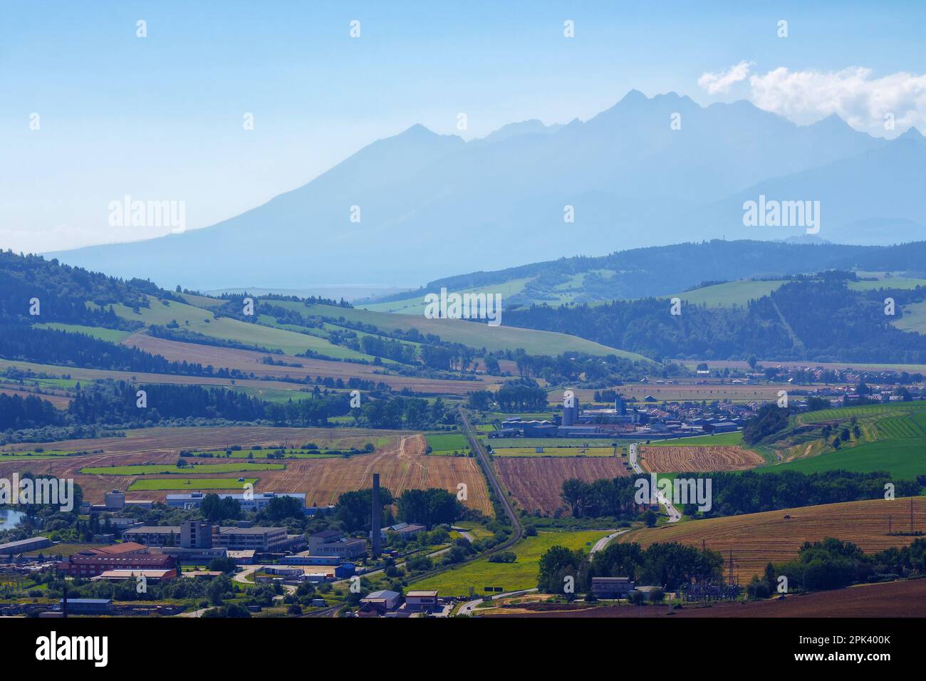 paesaggio idilliaco di campagna di tatra, slovacchia. campi verdi e cielo luminoso Foto Stock