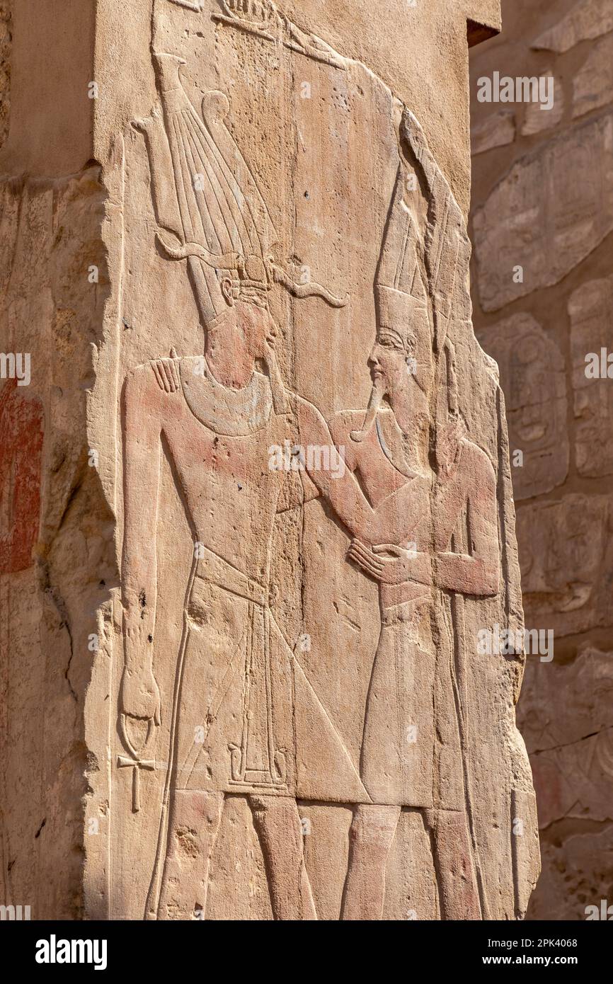 Sculture in pietra e geroglifici al Tempio di Karnak, Luxor, Egitto, Africa del Nord-Est Foto Stock