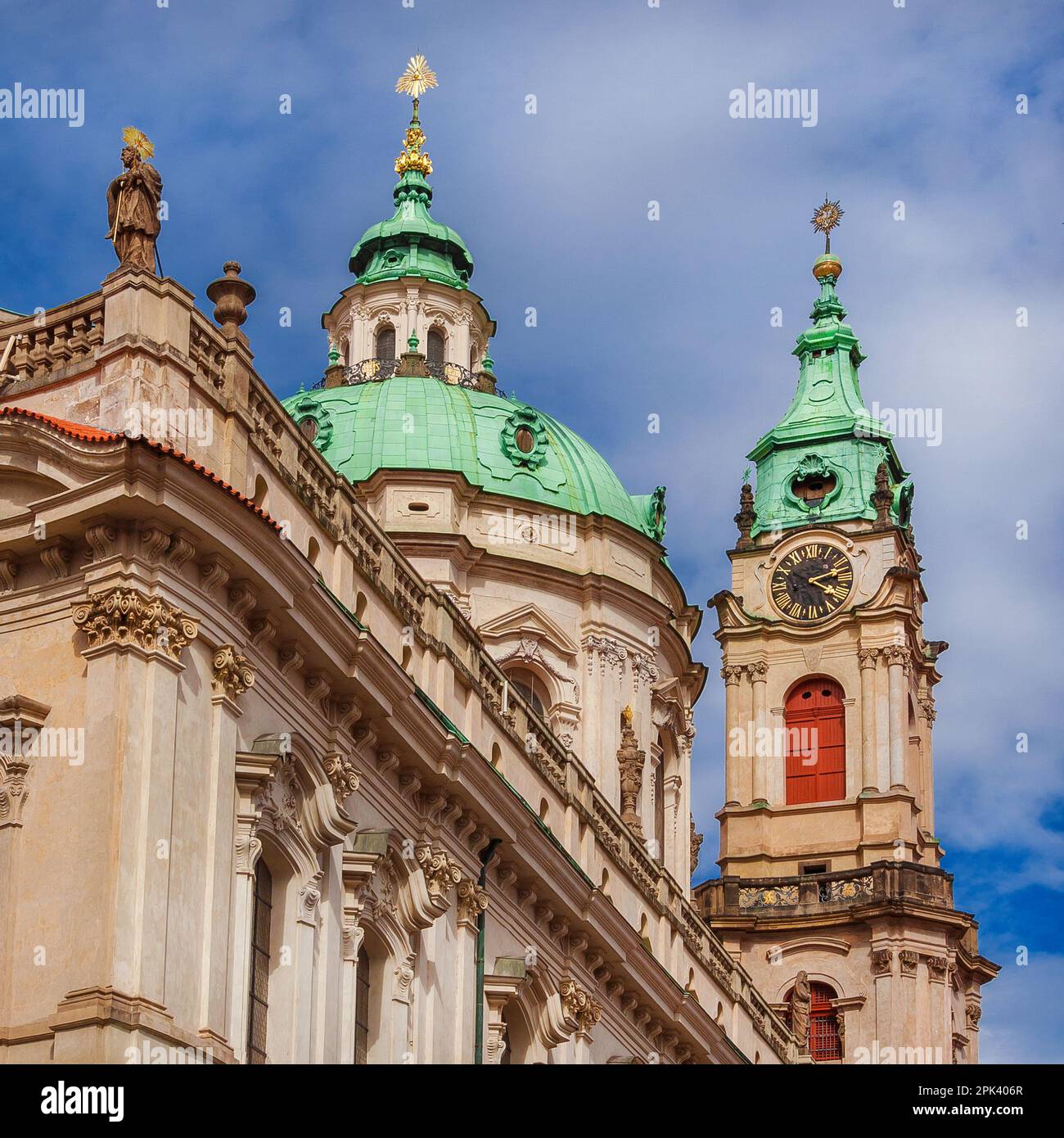 Arte e architettura barocca a Praga. Chiesa di San Nicola bella cupola e torre dell'orologio eretto nel 18th ° centesimo nel distretto di Mala Strana Foto Stock
