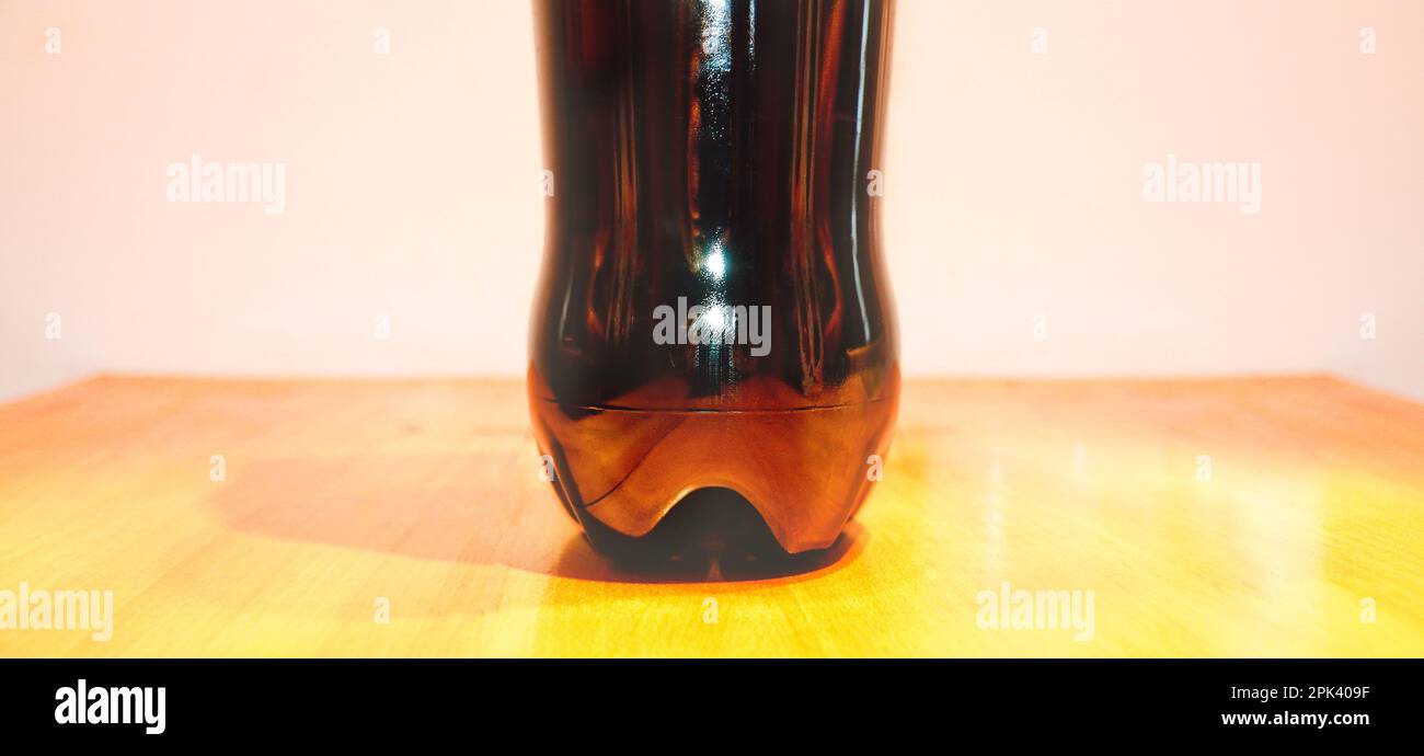 bottiglia di cola in plastica per animali domestici completa su tavolo in legno Foto Stock