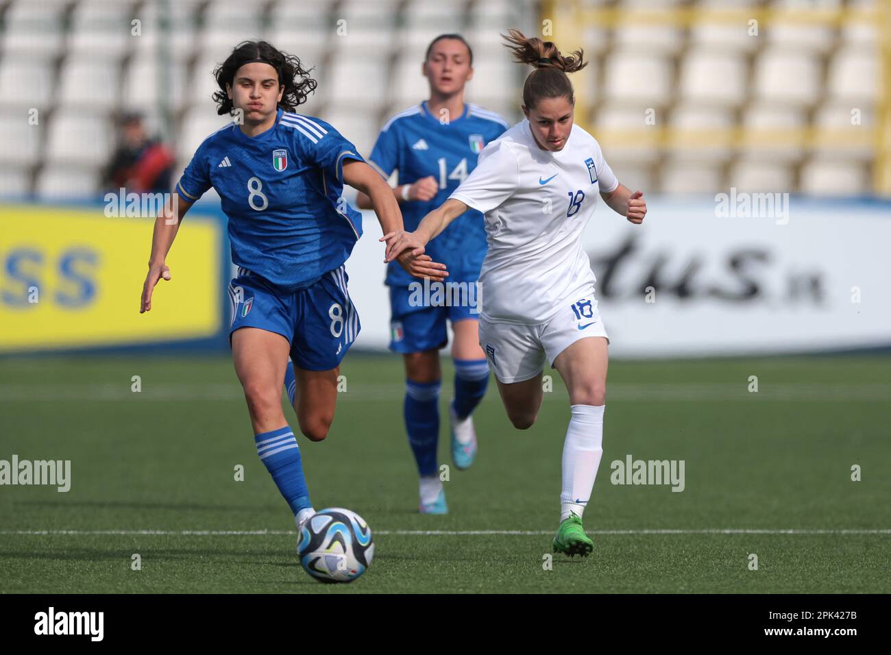 Vercelli, Italia, 5th aprile 2023. Antonia Briana di Grecia è perseguita da Eva Schatzer d'Italia mentre si rompe con la palla durante la partita del Campionato UEFA U19 allo Stadio Silvio Piola, Vercelli. L'immagine di credito dovrebbe essere: Jonathan Moskrop / Sportimage Foto Stock