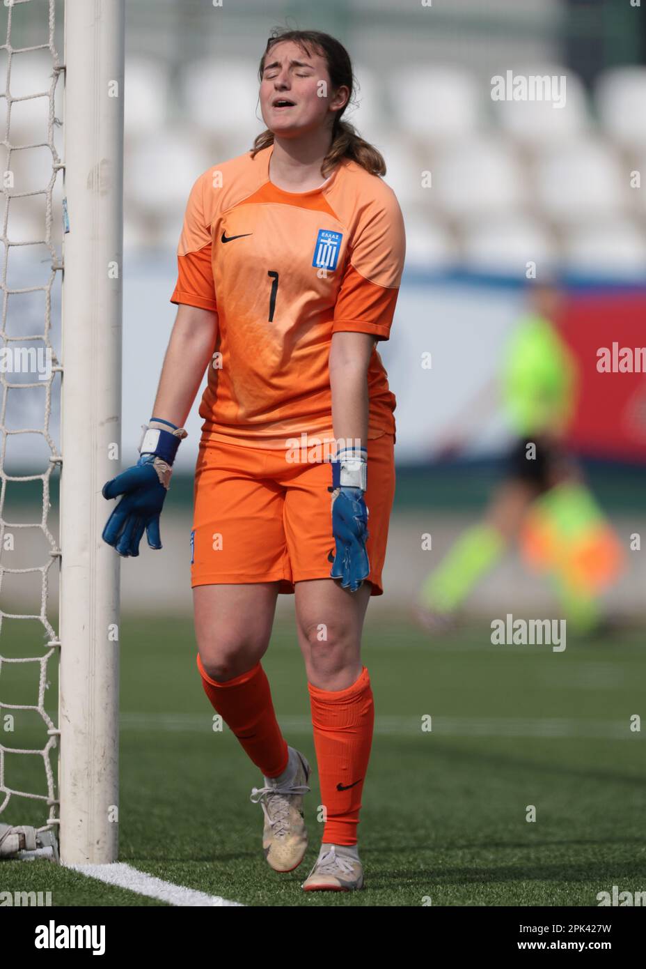 Vercelli, Italia, 5th aprile 2023. Angeliki Griva di Grecia reagisce dopo aver ceduto un gol durante la partita del Campionato UEFA U19 allo Stadio Silvio Piola di Vercelli. L'immagine di credito dovrebbe essere: Jonathan Moskrop / Sportimage Foto Stock