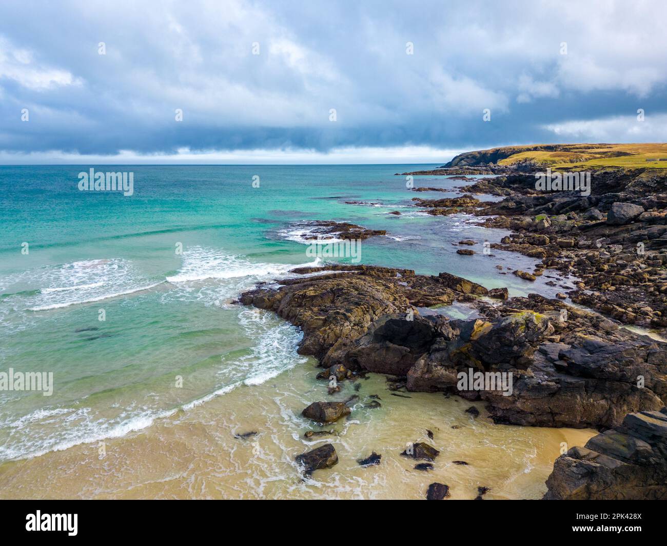 Isola di Lewis, Scozia. 5th aprile 2023. UK Weather: Vista aerea delle acque assolate e turchesi che circondano il Porto di Ness nell'Isola di Lewis in Scozia. Popolare attrazione turistica e destinazione di vacanza nelle Ebridi esterne. Credit: Bradley Taylor / Alamy Live News Foto Stock