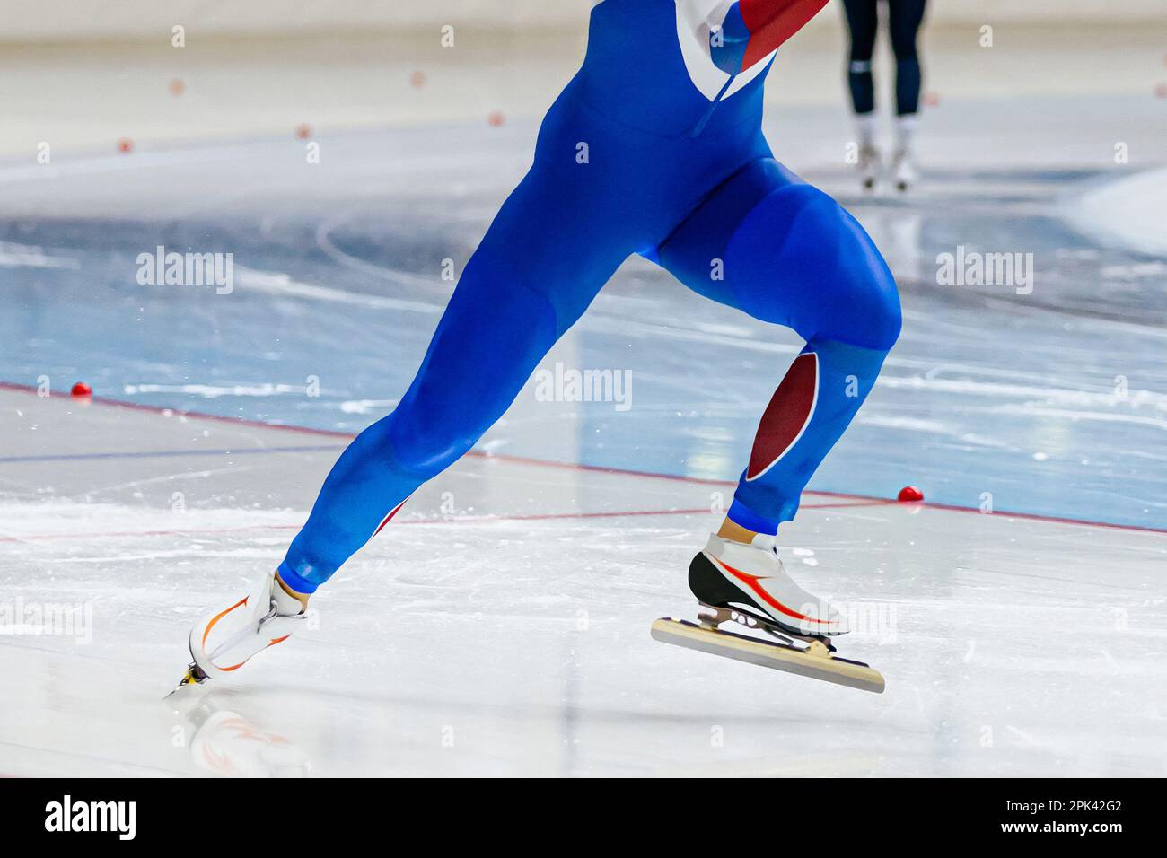 avvio accelerazione skater atleta sprint gara in gara di pattinaggio di velocità, giochi di sport invernali Foto Stock